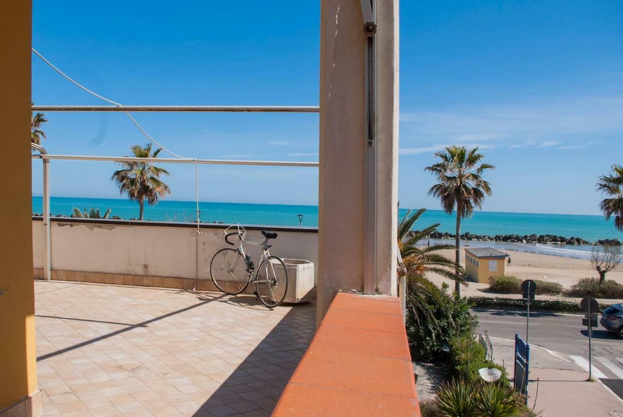 Appartamento Di Antonio Fronte Mare Montesilvano Luaran gambar